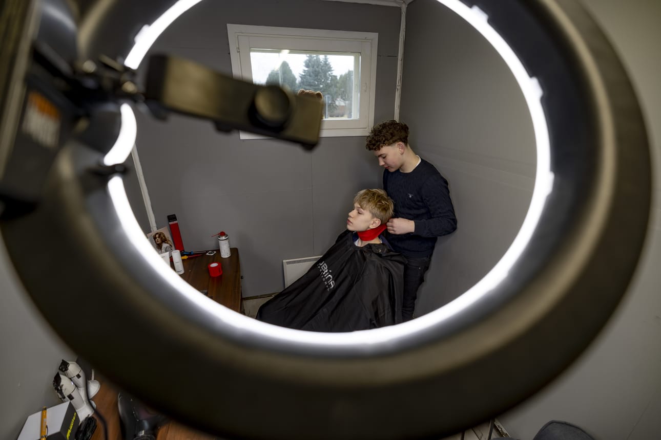 Axeli Kulmala on leikannut kaverinsa Elias Niemen hiuksia alusta lähtien. Niemi kehuu kaverinsa kehittyneen hiustenleikkauksissa melkoisesti puolentoista vuoden aikana.