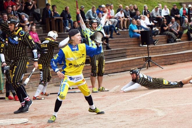 Musta-keltainen APV ja sini-keltainen Ankkurit tulevat kohtaamaan myös ensi kesänä Montulla. Silloin Alajärvelläkin on kentällä edustusjoukkue, sillä se tippui superista ykköseen. Tänä kesänä alajärveläisten suomensarjajoukkueen kohtalona oli hävitä APV:lle lohkon välierissä. KUVA: KALEVI VIITA