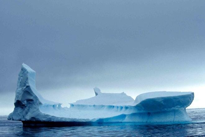 Tämä pienehkö jäävuori ajelehti Kanadan Baffin Islandin vesillä viime vuosikymmenellä. KUVA: Ansgar Walk / Wikimedia Commons (CC BY-SA 2.5)