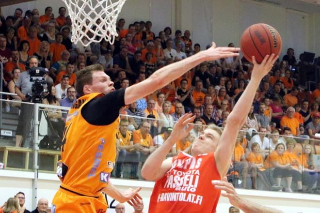 Kuvassa Aatu Kivimäen korintekoyrityksen torjuva laituri-sentteri Greg Mangano pitää Karhu Basketin toimintaa ja harjoittelua ammattimaisena. KUVA: JARI-PEKKA LAITIO-RAMONE
