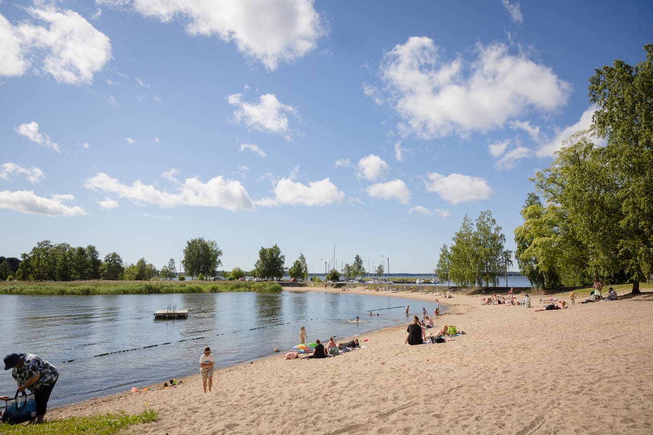 Vedestä on rajattu alue, jossa aikuisen jalat yltävät pohjaan.
