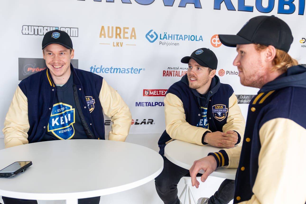 Onni Määttä (vas.), Miika Keski-Petäjä ja Eliel Koskela pukeutuvat jatkossa Kempeleen Kirin logolla varustettuihin vaatteisiin.