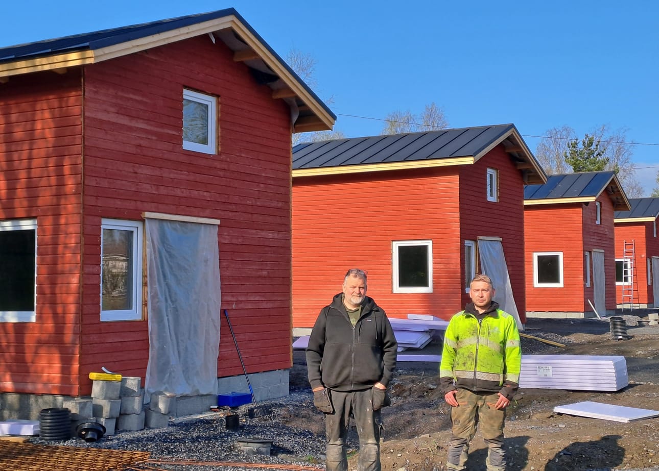 Mökkikylä valmistuu syksyyn mennessä. Ilpo Ojaniemi (vas.) kertoo, että kyseessä on runsaan puolen miljoonan euron investointi. Hänen vieressään Ville Niiranen, joka kanssa kanssa hän kahdestaan tekee lähes kaikki rakennustyöt.
