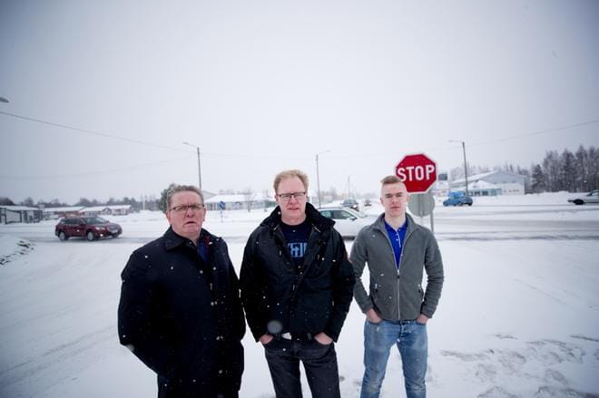 Ylistaron Yrittäjät ry:n puheenjohtaja Jukka Lintala (kesk.) ja yrittäjät Antti ja Saul Hakola (oik.) haluaisivat Pelmaan nykyisen liittymän siirtyvän lähemmäksi Asulan liike-aluetta kuin se on Elyn suunnitelmassa. KUVA: JAAKKO ELENIUS