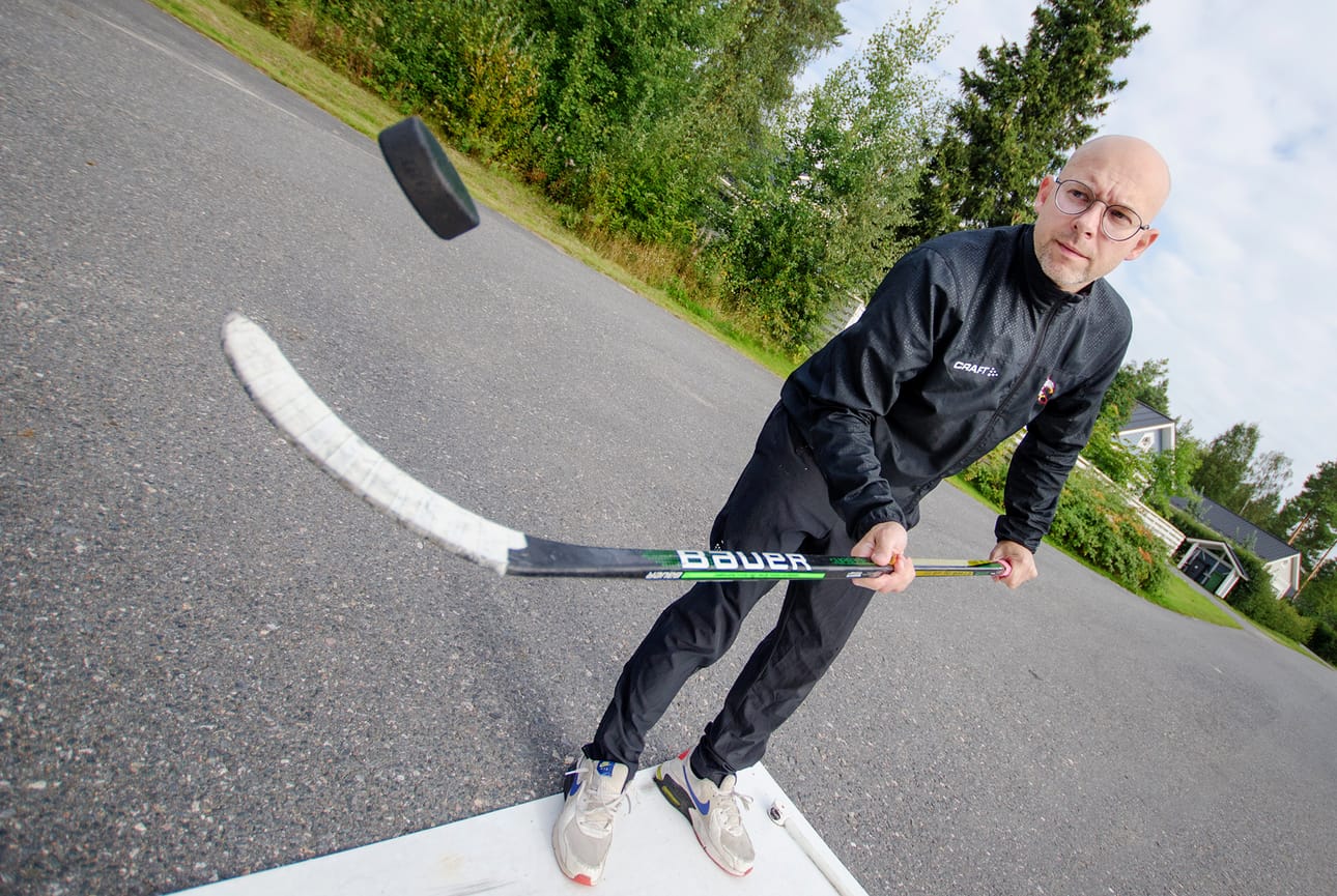 Jarkko Hyvönen harrasti nuorempana itse jääkiekkoa. Nyt hän saa olla mukana omien lastensa jääkiekkoharrastuksissa. Iltaisin, kun lapset ovat menneet nukkumaan, Hyvönen käy maastopyöräilemässä.