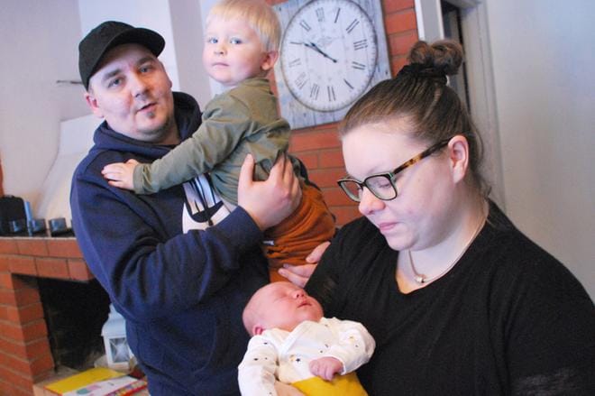 Päivi ja Toni Vilmilä toivat uuden perheenjäsenen kotiin loppiaisaattona. Eliaksesta tuli isoveli. KUVAT: EEVA-LIISA KULJU