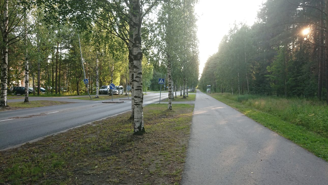 Poliisiautoja Kaijonharjussa torstaina.