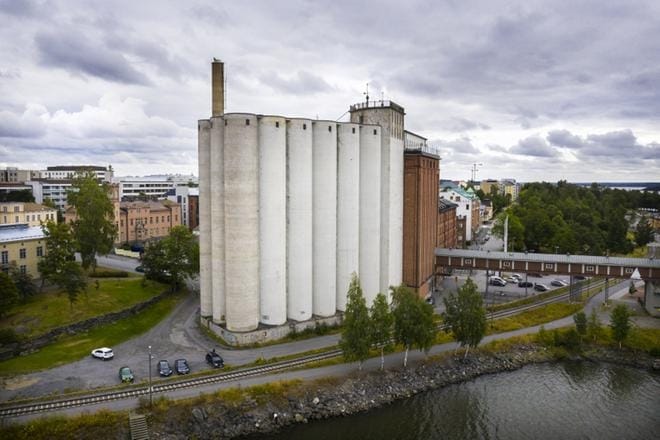 Vaasan paraatipaikalla olleet siilot ovat jo poissa. Rakentamisen piti alkaa huhtikuussa, mutta tontilla ei tapahdu mitään. Arkistokuva.