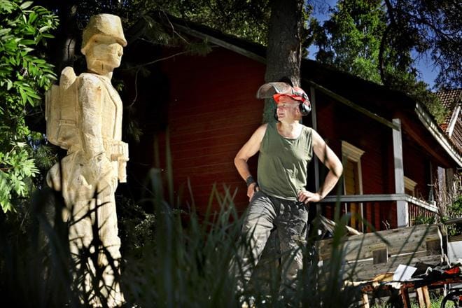 Taiteilija Petri Riihimäki ei usko liialliseen suunnitteluun, vaan työtä aloitettaessa on rohkeasti tartuttava toimeen. Sahankäsittelytaito on hioutunut vuosien varrella. KUVAT: KARI LÖFHJELM