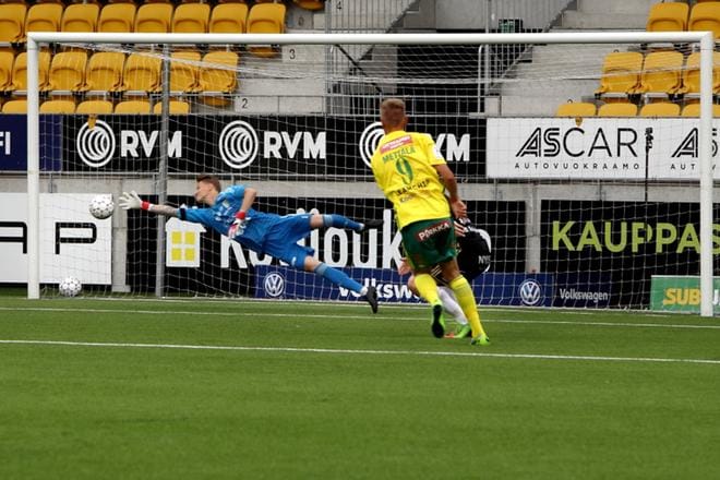 Ilari Mettälä laukoo tarkasti takanurkkaan ja Ilveksen 1-0 johtoon 22. minuutilla. Jesse Öst SJK:n maalilla on voimaton. Kuva Heikki Hakanen