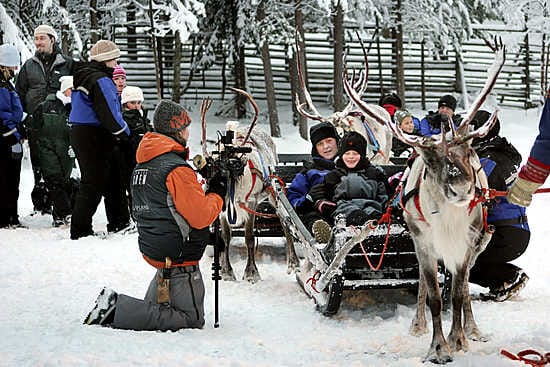 Nettivideoiden kuvaaminen tulee turisteille yllätyksenä, sillä uutta palvelua ei ole markkinoitu heille etukäteen. Erityispalvelun hinta on muutaman euron luokkaa ja he maksavat viime kädessä sen matkapakettinsa kokonaishinnassa.