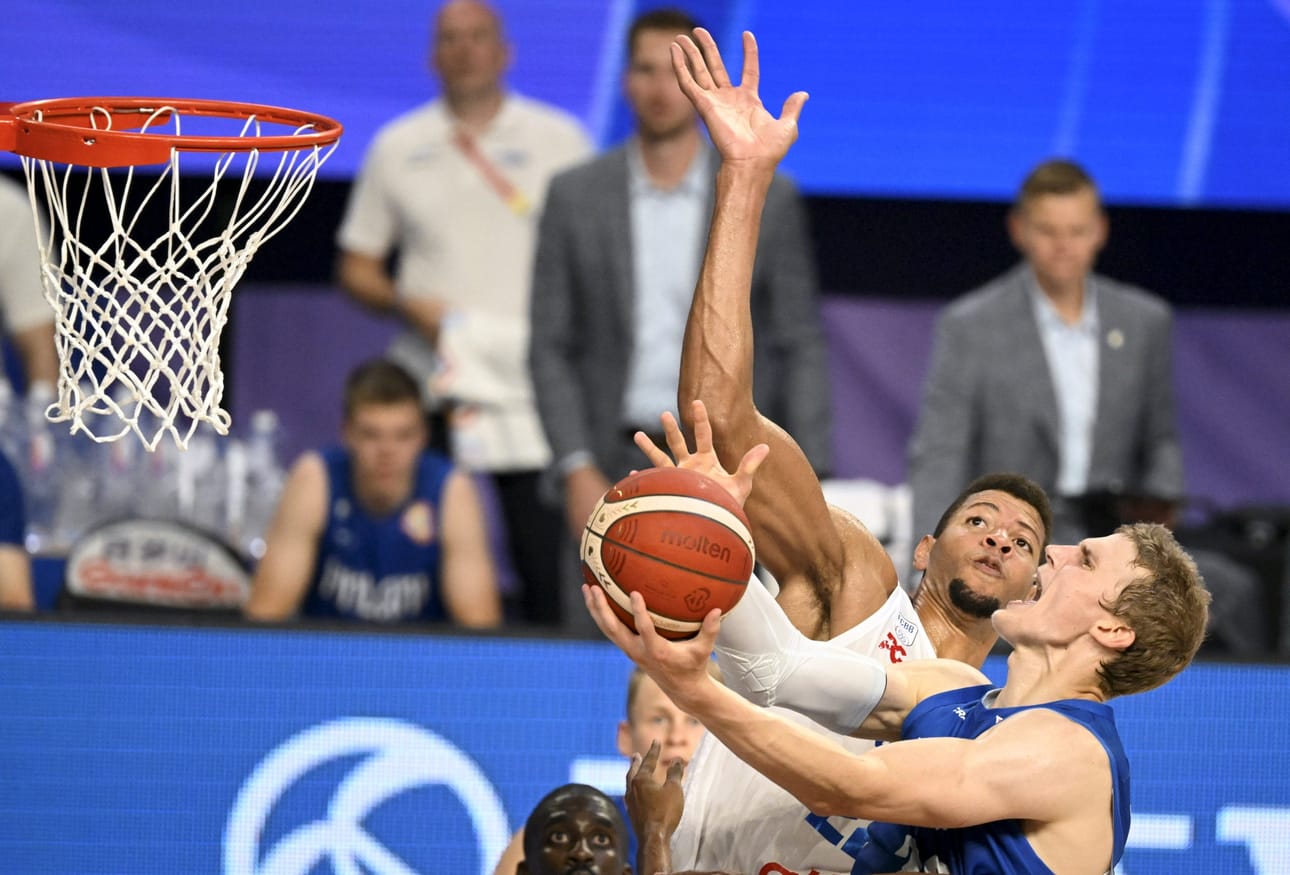Suomen Lauri Markkanen (oik.) ja Kap Verden Edy Tavares kamppailivat koripallon MM-kisojen ottelussa torstaina. LEHTIKUVA / VESA MOILANEN
