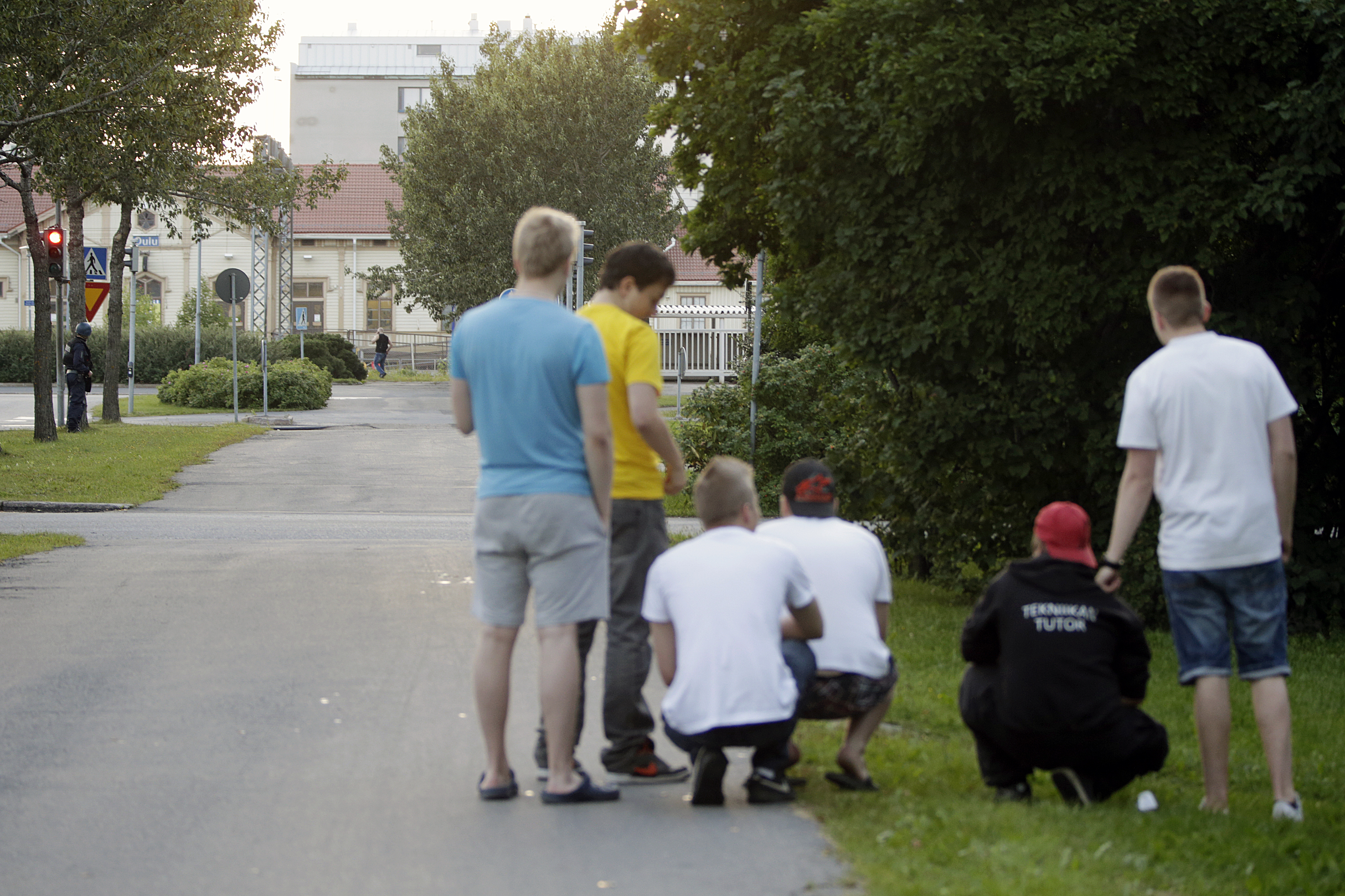 Poliisilaitoksen välikohtaus kiinnosti kaupungilla kulkeneita.