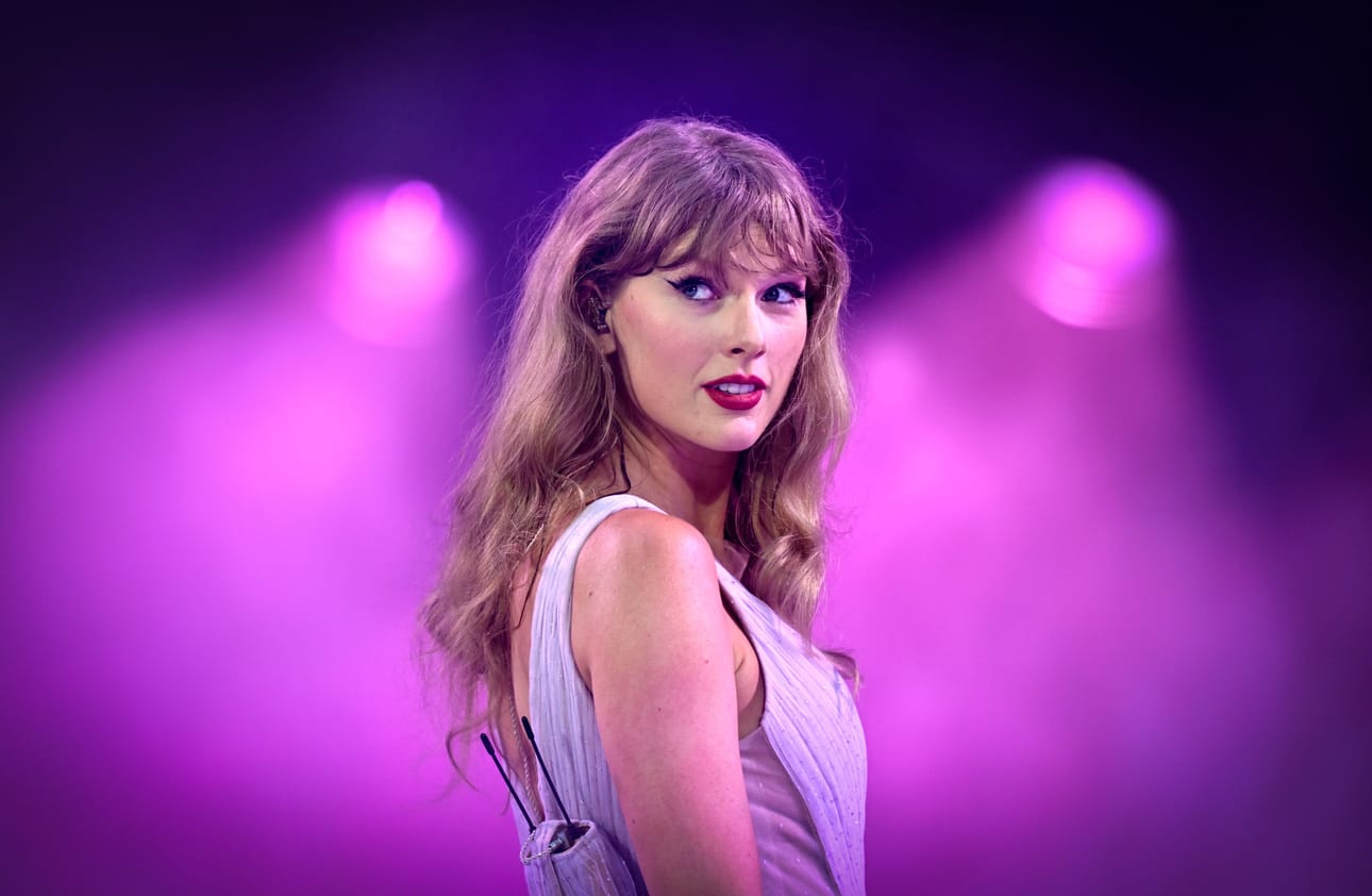 Itse Taylor Swift on dokumenttisarjassa esillä arkistomateriaaleissa. Kuva on Wembley-stadionilta elokuulta 2024.
