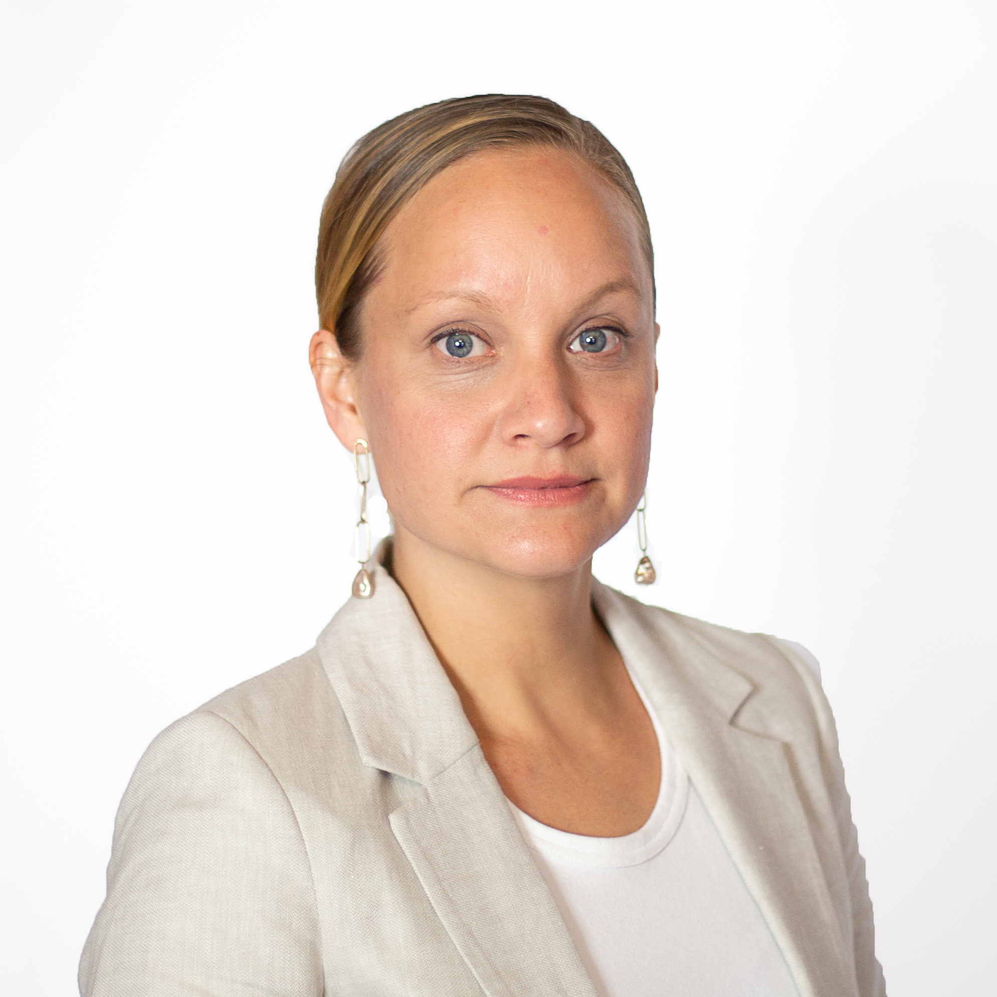 Piispa Keskitalo siunaa pudasjärveläisen Anna Holmströmin lähetystyöhön – Holmström on toiminut lasten oikeuksien asiantuntijana Tansaniassa