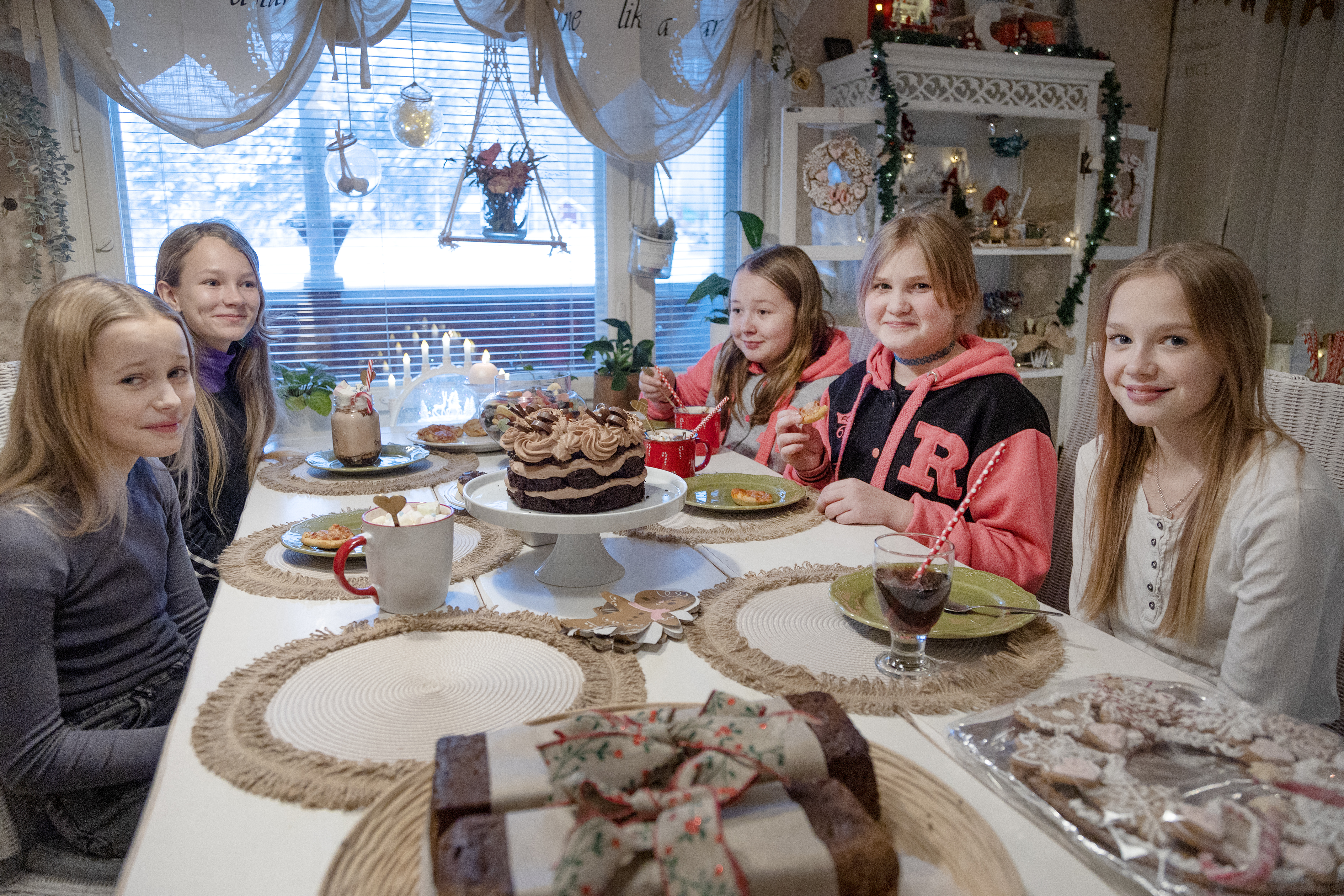 Serafiina Laukkonen (vas.), Lumi Saarijärvi, Cilla Tynjälä, Jenna Uusipaikka ja Aino Kuusisto ovat kaikki viidennellä luokalla.