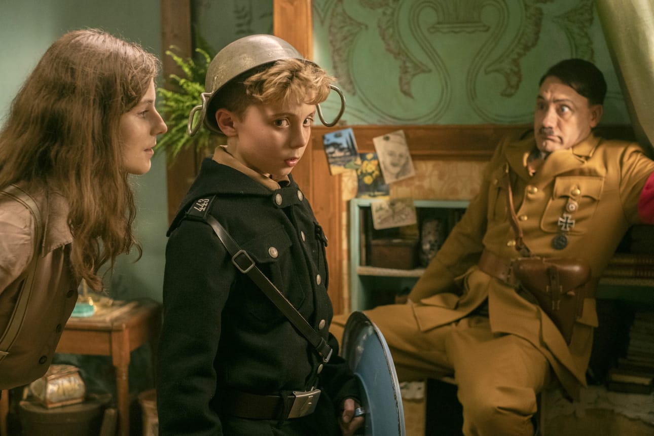 Mielikuvitus-Hitler (Taika Waititi) kauhistuu tavatessaan juutalaistyttö Elsan (Thomasin McKenzie). Jojo (Roman Griffin Davis) joutuu valitsemaan puolensa.