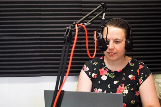 Osuuskunta 3E:n perustaja ja johtaja Kirsi Koivuporras-Masuka toivoo podcastiin paljon keskustelijoita Taiteiden yönä. Kuva: Yannika Rönnqvist