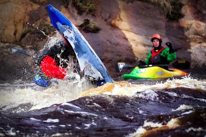 Freestyle-melonnan viisinkertaisen suomenmestarin Tuomas Kaukolan taidonnäyte siitä, kuinka koskessa heitetään voltti kanootilla. Arkistokuva: Matti Hautalahti