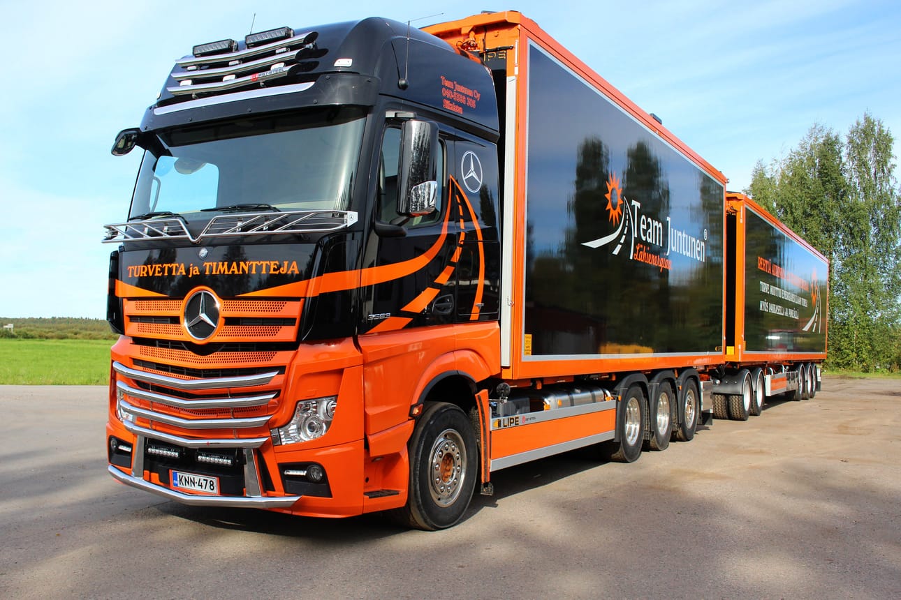 Team Juntusen uusi turverekka miellytti elokuussa Power Truck Show:n autonäyttelyssä hakeautojen luokassa tuomareiden silmää.