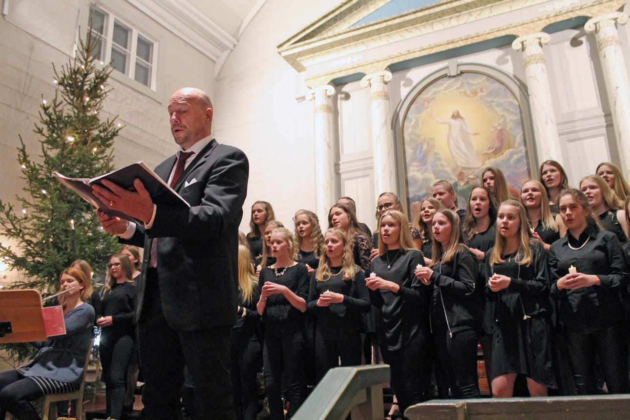 Muun muassa baritoni Jouni Okkonen ja Celeste-kuoro esiintyvät Aapon päivän joulukonsertissa Limingan kirkossa.