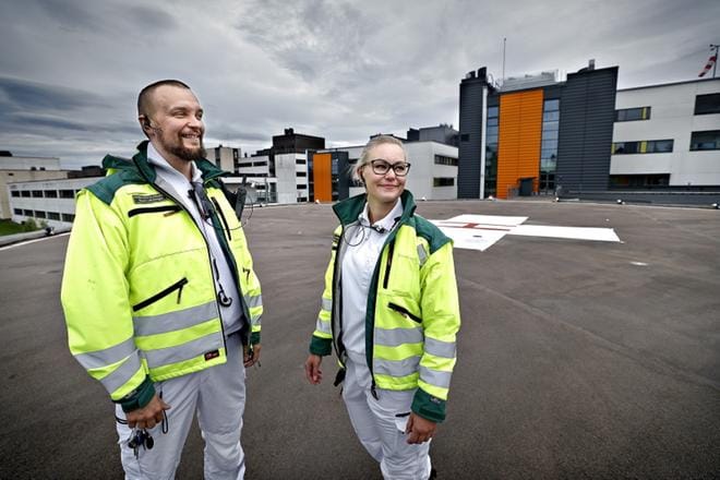 Seinäjoen keskussairaalassa työskentelevä ylilääkäri Sami Länkimäki ja ensihoitaja Piia Vähäkangas ovat tyytyväisiä siihen, että helikopterin sijainniksi esitetään Seinäjokea. KUVA: TOMI KOSONEN
