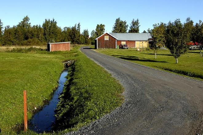 Mustasaaressa on yli 30 kylää, joten kylänraitteja riittää. Kylillä on tärkeä merkitys esimerkiksi kunnallispolitiikassa. Kuva: Åke Rosing