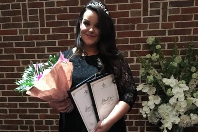 Seinäjokelainen Oona Kari kruunattiin Miss plus size -kilpailun ensimmäiseksi perintöprinsessaksi sekä yleisön suosikiksi perjantaina Hämeenlinnassa. Kuva: Oona Karin kotialbumi