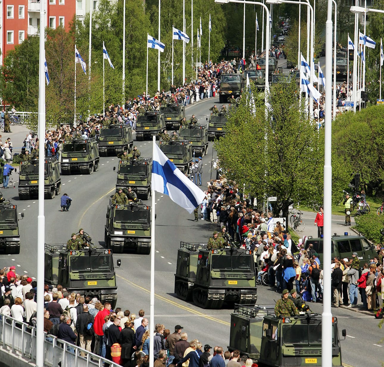 Vuonna 2005 Oulussa järjestettiin myös puolustusvoimain lippujuhlan valtakunnallinen paraati. Moottorimarssi veti Tuiran sillat täyteen.