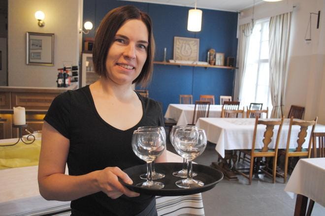 Marika Kaukola on aloittelemassa pikkujoulukautta, joka on yksi Tohninmäen Talon sesongeista. KUVA:EEVA-LIISA KULJU