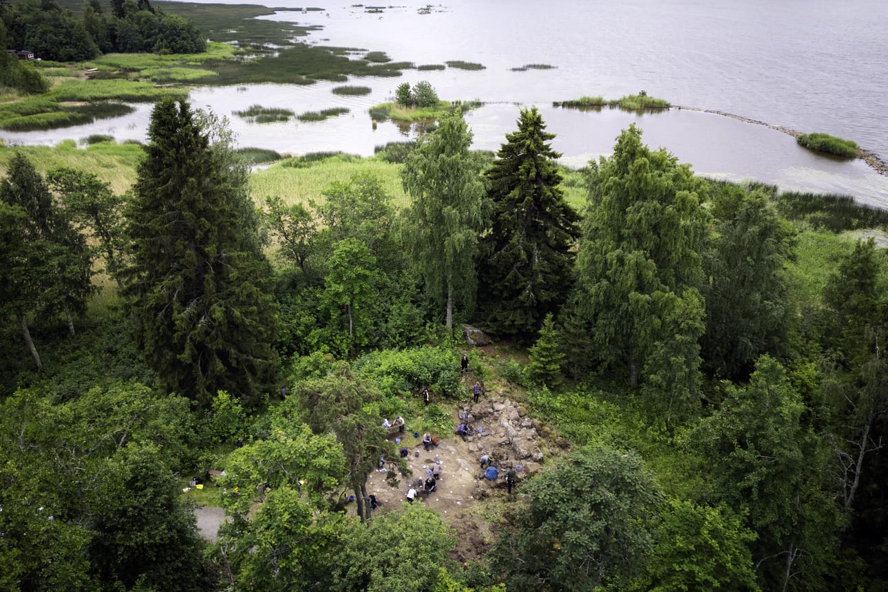Suvilahden Patteriniemessä Vaasassa aloitettiin tällä viikolla ensimmäistä kertaa Krimin sodan kaivaukset. Rannan tuntumassa merestä pilkottavat puolustukseksi rakennettujen paalu- ja kivivarustusten jäänteet.