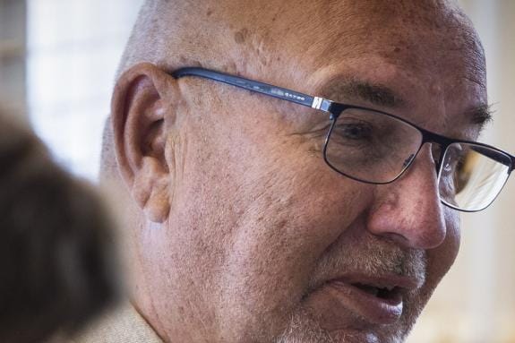 Lasse Gästgivars (r.) sanoo, että naapureita informoitiin juuri oikeaan aikaan. KUVA: SELMA PAAVOLA