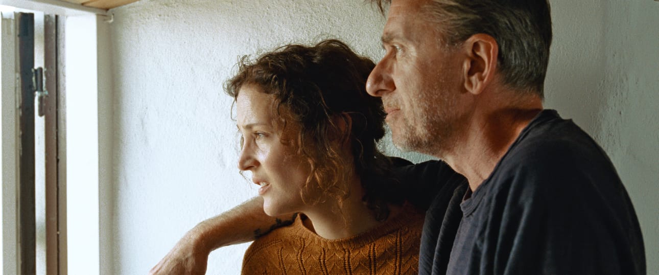 Vicky Krieps ja Tim Roth näyttelevät taiteilijapariskuntaa, joka matkustaa työstämään elokuviaan Ingmar Bergmanin tunnetuksi tekemälle Fårölle.