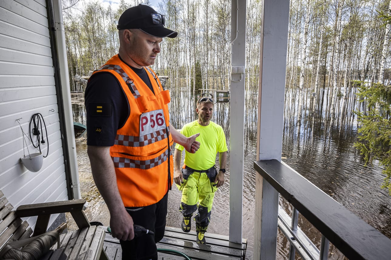 Juha Jylhä päivystävä ryhmänjohtaja (Kolari, Muonio,Enontekiö) ja asemamestari Jukka Paaso pohtivat strategiaa talon suojaukseen.