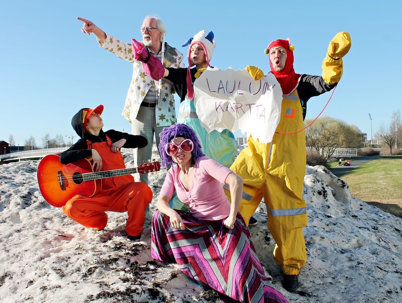 Eksytään lauluun -musiikkiesitys Oulun lasten ja nuorten teatterifestivaalilla vie katsojan kotipihan kautta esimerkiksi avaruuteen ja diskoon.