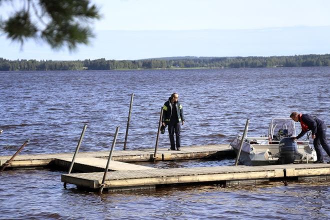 Etsintöjä on tehty Alajärvessä lauantai-illasta lähtien. Kuva maanantaiaamulta Pynttärin uimarannalta. Kuva: Johanna Kataja