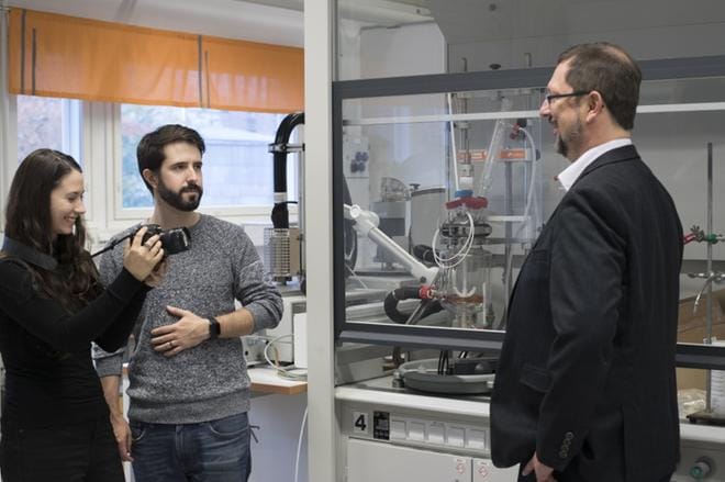 Maailmankuulun I fucking love science -yhteisön jäsenet Roxy Gomez ja Chris Carpineti kuvasivat videota Wärtsilän polttoainelaboratoriossa torstaina. KUVA: MINNA ANTILA