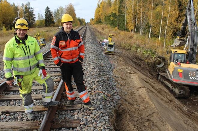 Kajaanilainen Sebastian Hyyryläinen (vasemmalla) Destialta ja rovaniemeläinen Roope Niemelä Työkone Koivisto Oy:ltä ovat työskennelleet rummunvaihdossa Alavudella. KUVA: REIJO HEIKKILÄ
