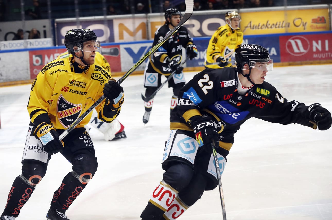 Kärpät aloittaa harjoituspelit KalPa-ottelulla. Kuvassa numerolla 22 pelaava Taneli Ronkainen on sivussa loukkaantumisen vuoksi.