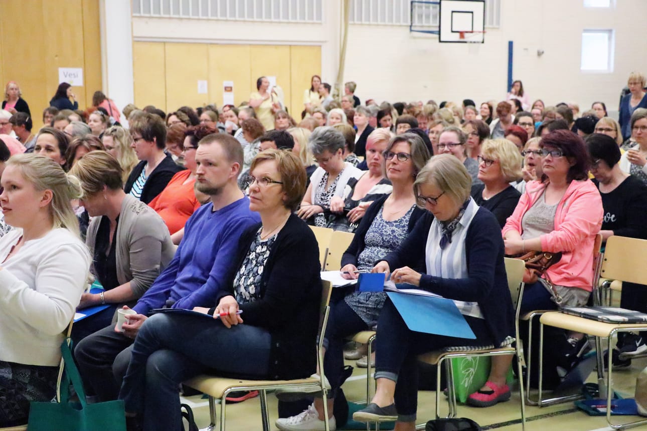 Kuulammen koulun juhlasali täyttyi kuulijoista Lakeuden palveluyhdistyksen järjestämässä Virkeä vanhuus -seminaarissa.