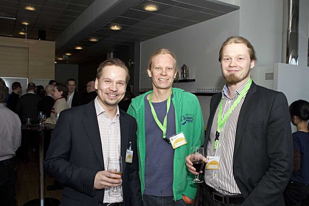 Socializing Fridayn puuhamiehet Ville Heikkinen (vas.), Mikko Perälä ja Toni Piirainen toivovat tapahtumasta pysyvää instituutiota Ouluun. Tapahtuma halutaan laajentaa myös hightech-yhteisön ulkopuolelle.