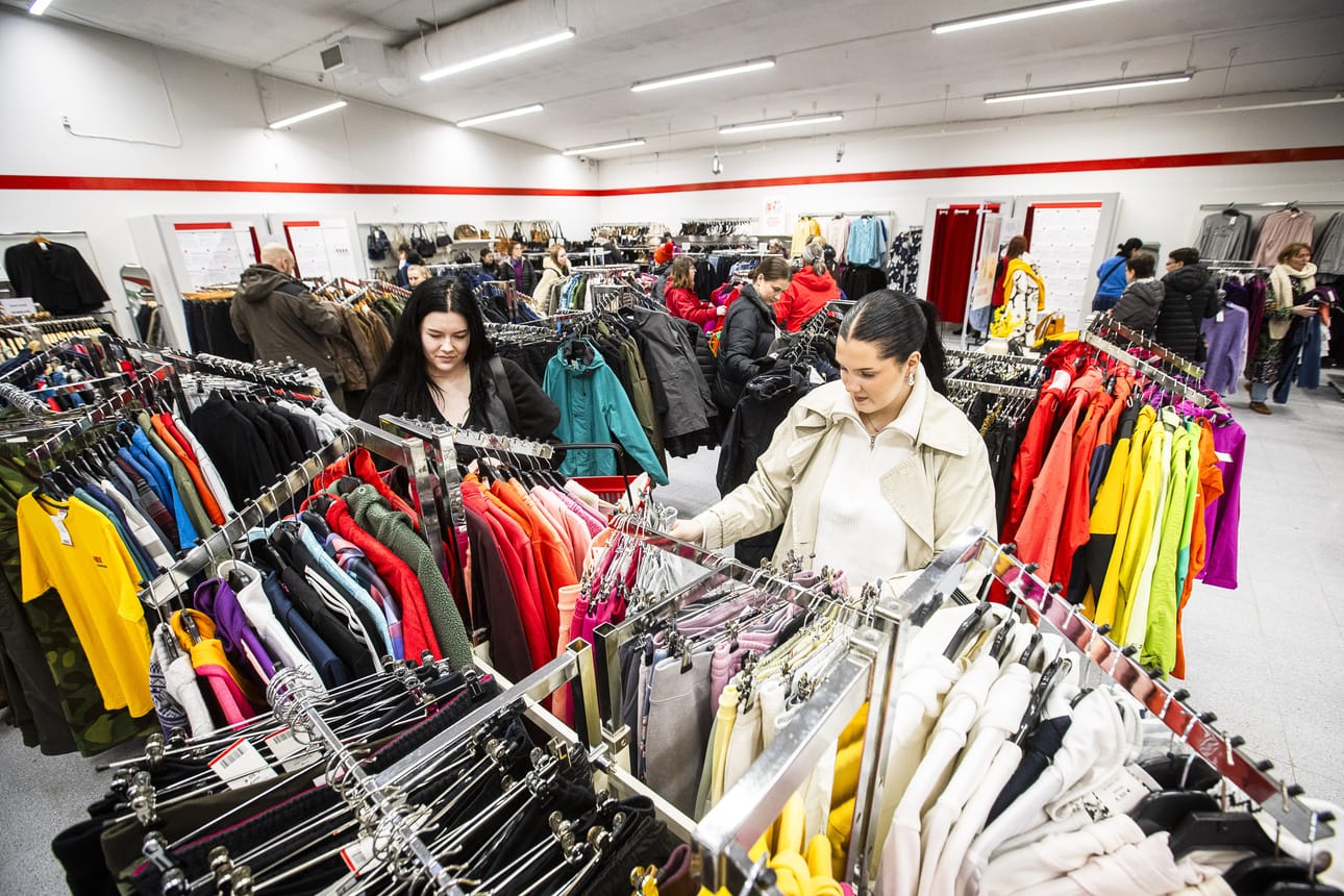 Liinu Lilja (vas.) kertoo, että hänen yllään olevat paita ja housutkin ovat kirpputorilta. Emmi Kurkelan paras kirppislöytö on Vintikistä löytyneet isot Beatles-taulut.