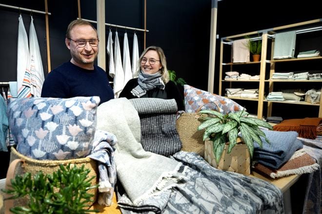 Esko ja Jaana Hjelt pitävät suomalaisen lampaanvillan käyttöä mielenkiintoisena mahdollisuutena. ARKISTOKUVA: JOUKO HÄNNINEN