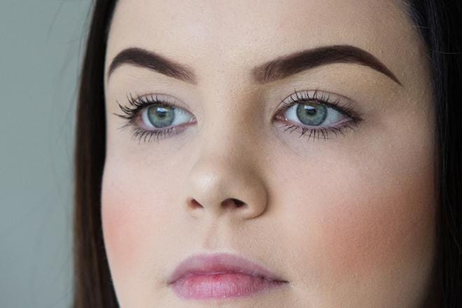 Luonnolliset kulmat harjataan siisteiksi. Kulmien sävy saa olla lähellä hiusten omaa väriä. Levitä väriä viistopäisellä siveltimellä ensin kulman keskelle ja siitä eteenpäin. Työstä kulmakarvojen alkupää lopuksi muuta kulmaa haaleammaksi. Kuva: Minna Antila