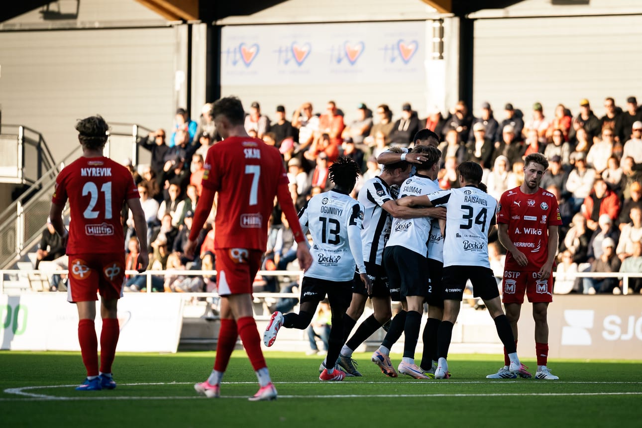 Vaasan Palloseura juhli lauantaina täydellä Pietarsaaren stadionilla. Kuvassa VPS tuulettaa 1–3-maaliaan. Ottelua seurasi paikan päällä 3 595 katsojaa.