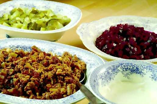 Alkuruuaksi . Vorschmack tarjotaan kirpeän etikkaisten lisäkkeiden sekä smetanan kera.