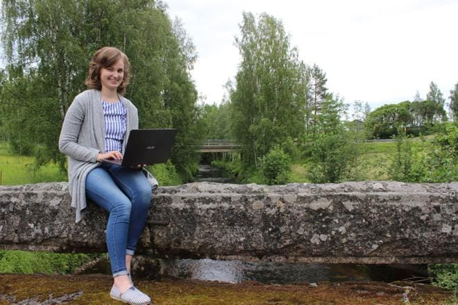 – Blogin pitäminen oli minulle voimavara. Sain purkaa ajatuksiani, kertoo työharjoittelussa Englannissa ollut Anna Rantakallio kotikylänsä vanhalla kivisillalla. KUVA: LOTTA KALLIO