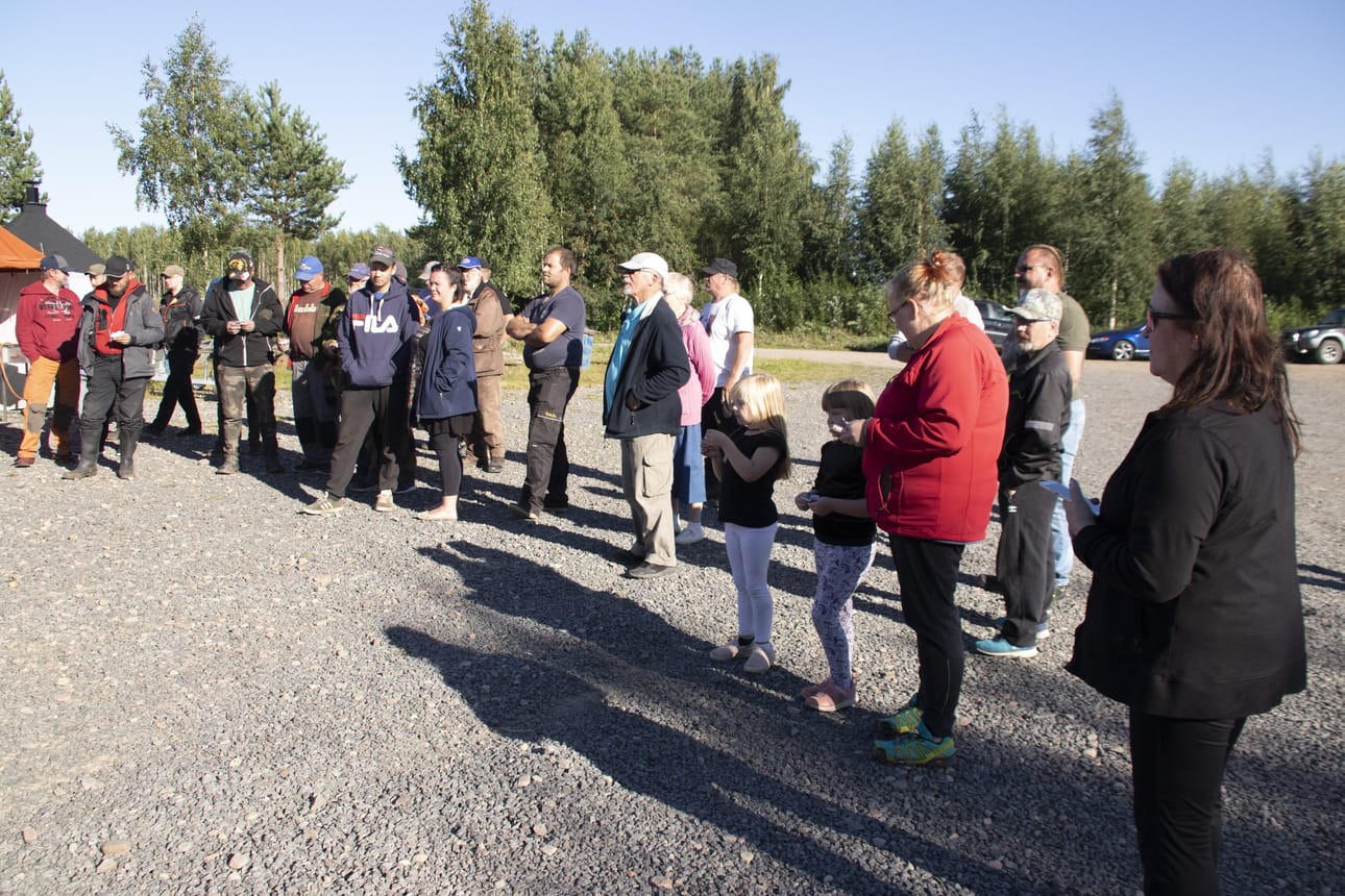Vetouistelukilpailun palkintojen jakoa kerääntyi seuraamaan mukavasti yleisöä.