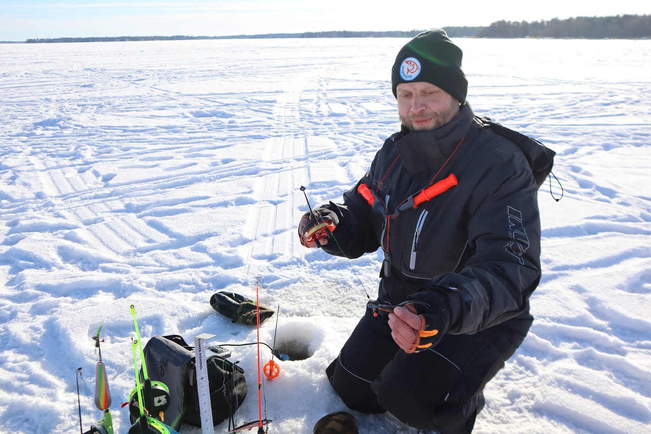 Pekka Korpitie valitsee syöttinsä pohjan liikehdinnän ja kokeilujen perusteella. Joskus kalat tuntuvat karttavan syötin liikehdintää ja toisinaan staattinen liike ei riitä houkuttelemaan niitä koukkuun.