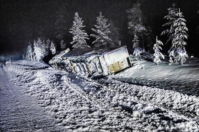 Etenkin ulkomaisille rekoille sattuu paljon suistumisonnettomuuksia talvisin Käsivarren Lapissa Valtatie 21:llä. KUVA: Anssi Jokiranta / arkisto